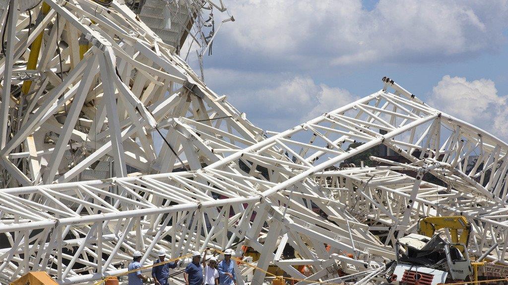 Brasilien: Kran stürzt auf WM-Stadion