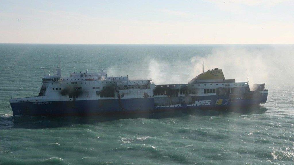 Norman Atlantic: Fähre wird abgeschleppt, Passagiere kommen an