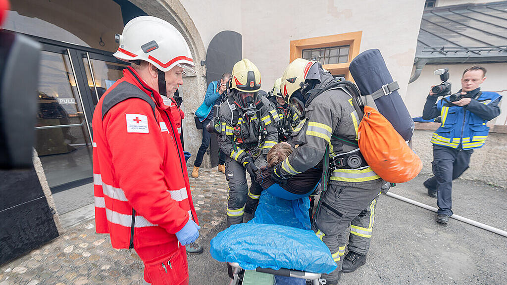 Feuerwehr-Übung auf der Festung, II