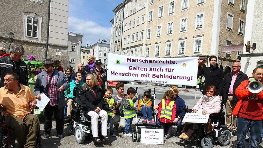Menschenkette am Residenzplatz