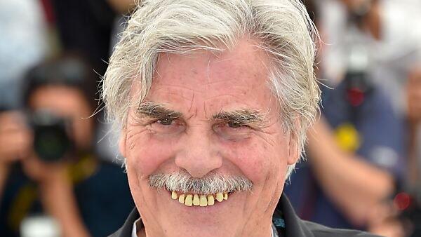 Peter Simonischek zeigt Zähne