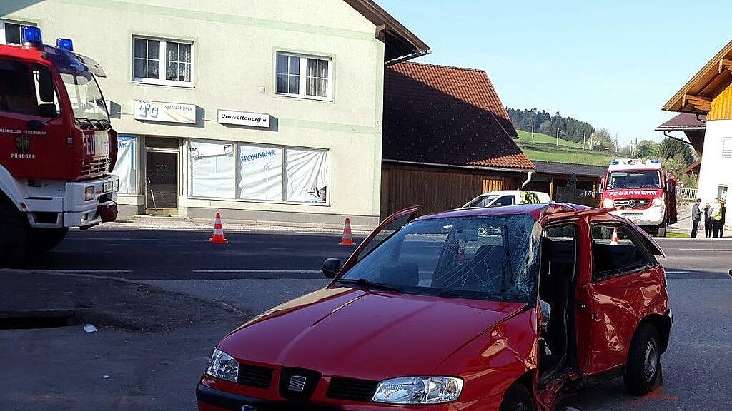 Die Pkw-Lenkerin wurde bei dem Unfall schwer verletzt.