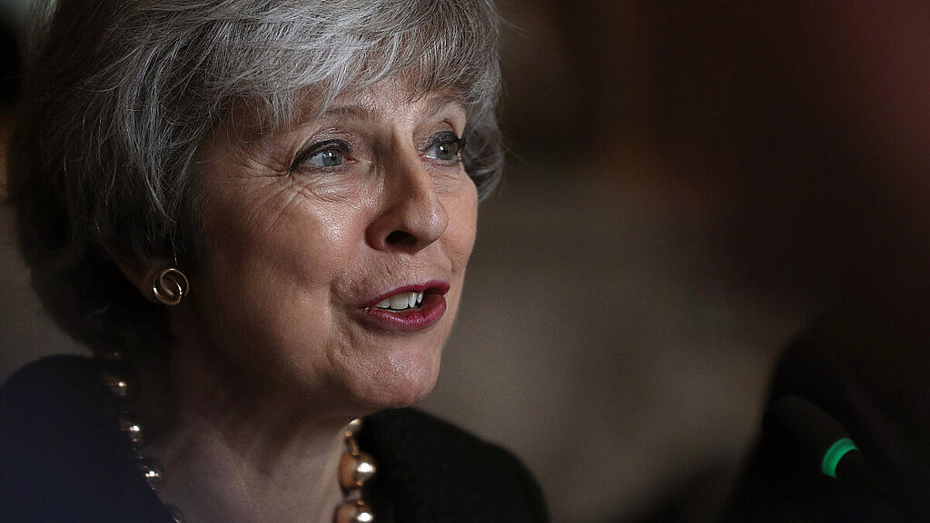 May bittet, die Differenzen beiseite zu legen