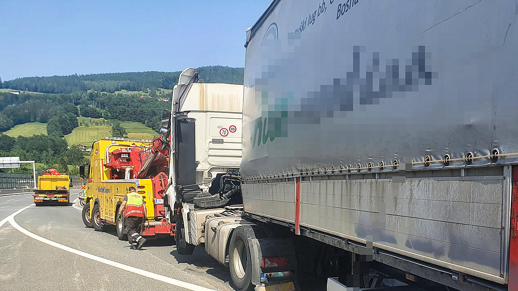 Pkw contra Lkw bei Mondsee