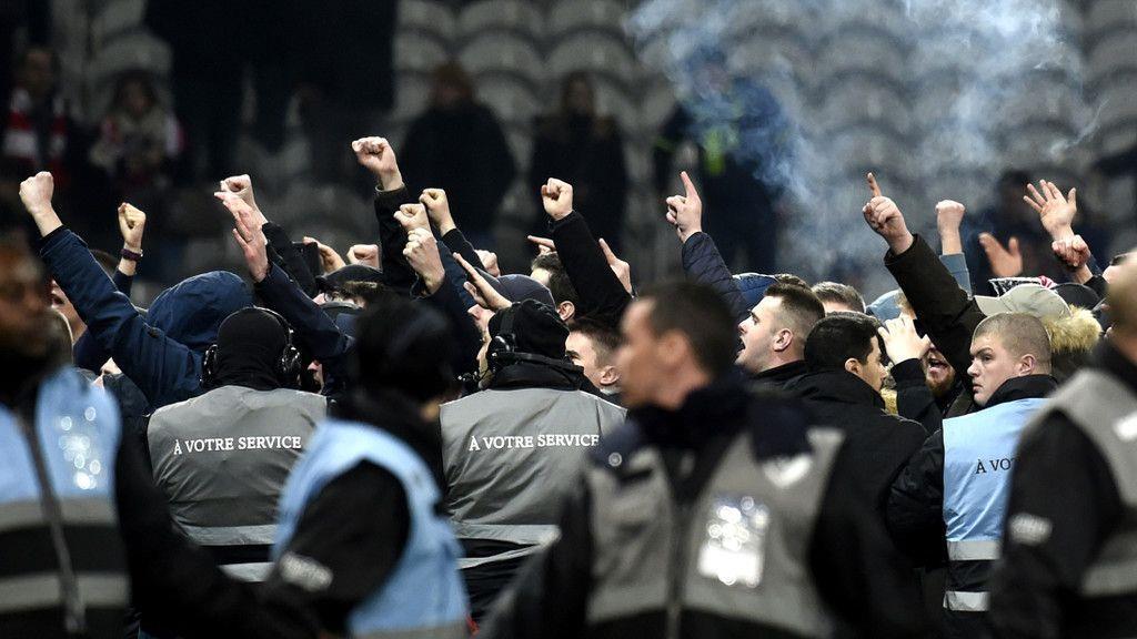 Fußballfans stürmten in Lille den Rasen