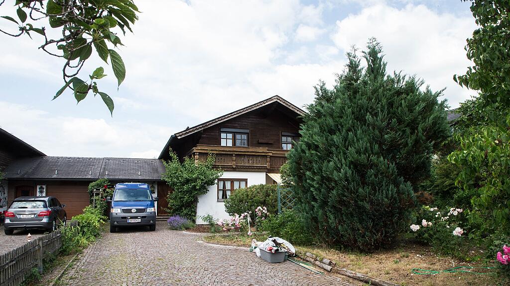 Die Frau soll die Leiche drei Wochen lang in einer Plastiktonne in der Garage des Verstorbenen versteckt haben.
