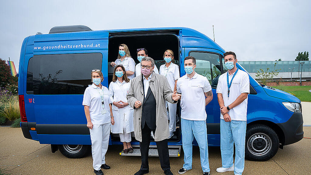 Gesundheitsstadtrat Peter Hacker (SPÖ) präsentierte den "Cluster-Buster-Bus"