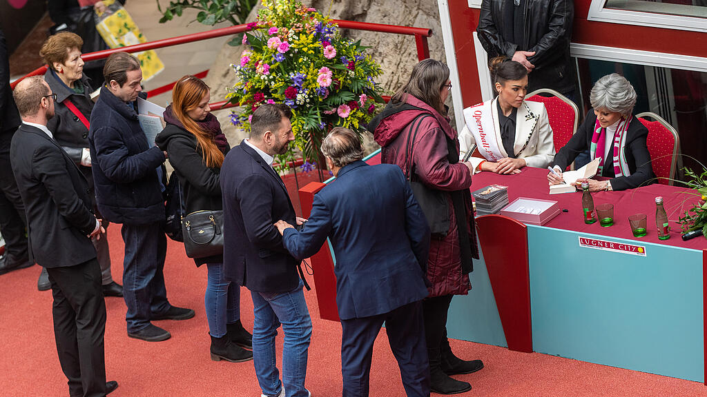 Opernball: Autogrammstunde mit Jane Fonda