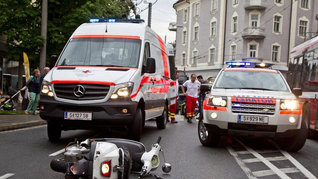 Taxilenker übersieht Mofafahrerin