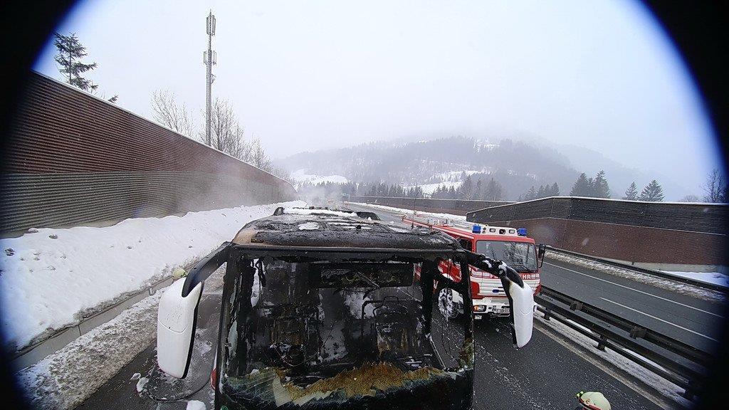 Reisebus in Vollbrand