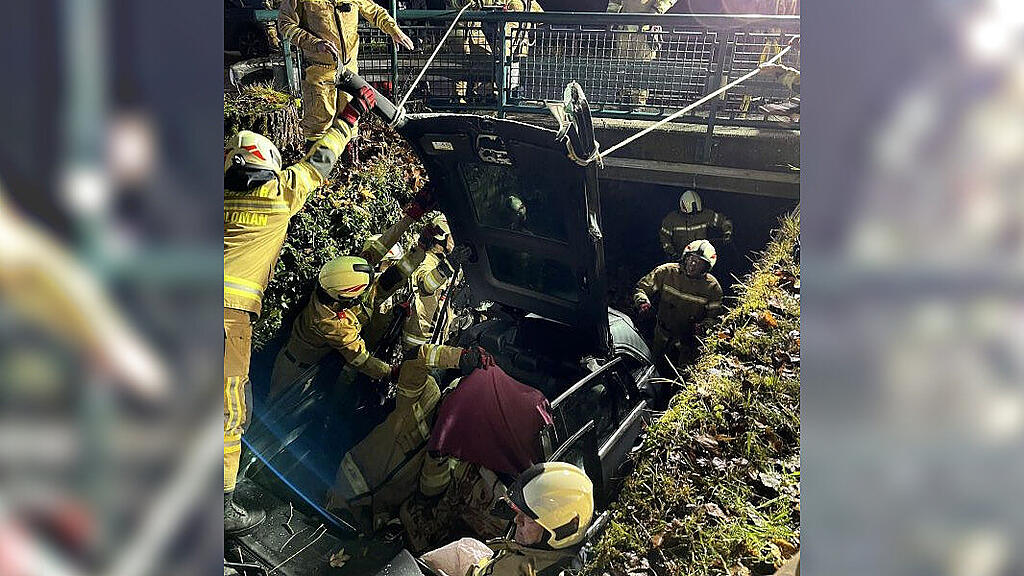 Unfall in in St. Koloman: Feuerwehr befreit eingeklemmten Lenker