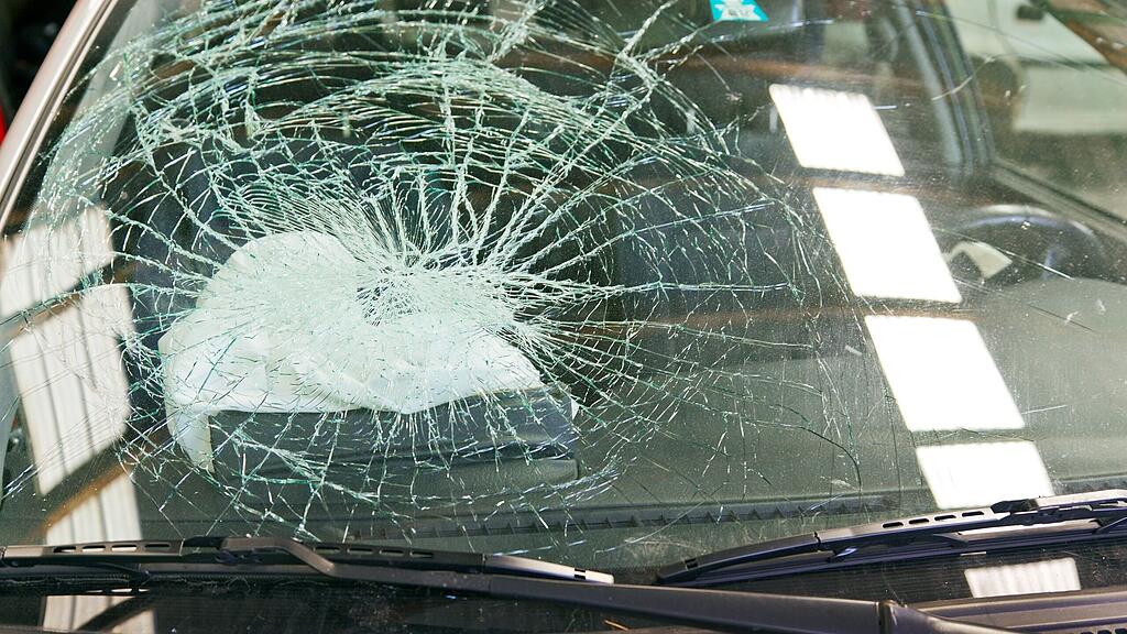 Der 24-Jährige wurde auf die Windschutzscheibe geschleudert.