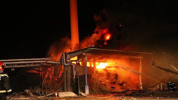 Verletzt wurde bei dem Brand niemand, die Halle stürzte zum Teil ein