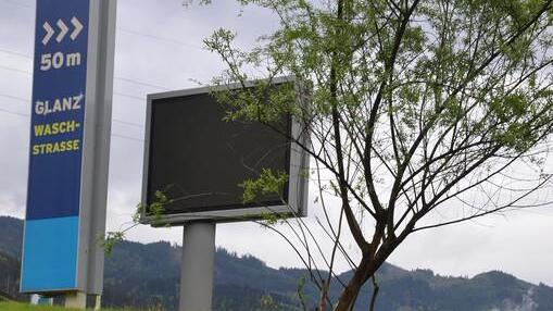 St. Johann: Pkw-Überschlag auf B311