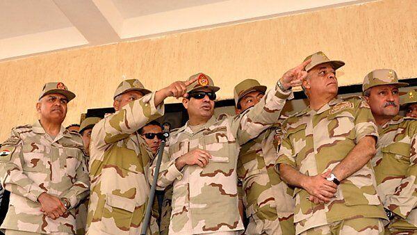 Armeechef Abdel Fattah al-Sisi (mit Sonnenbrille)