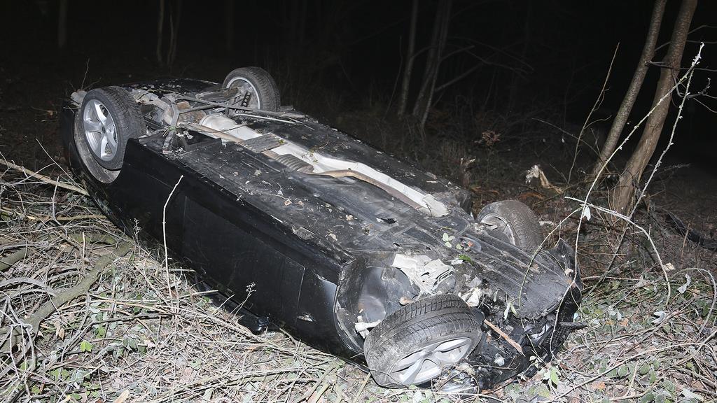Unfall in Piding: 26-Jähriger überschlägt sich mit Pkw