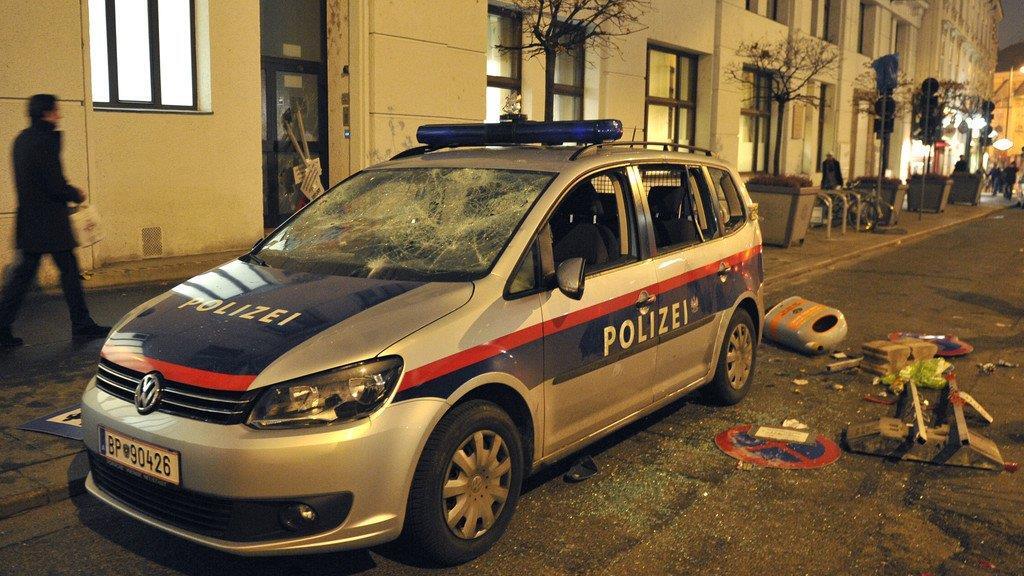 Ausschreitungen bei Demos gegen Akademikerball 2014