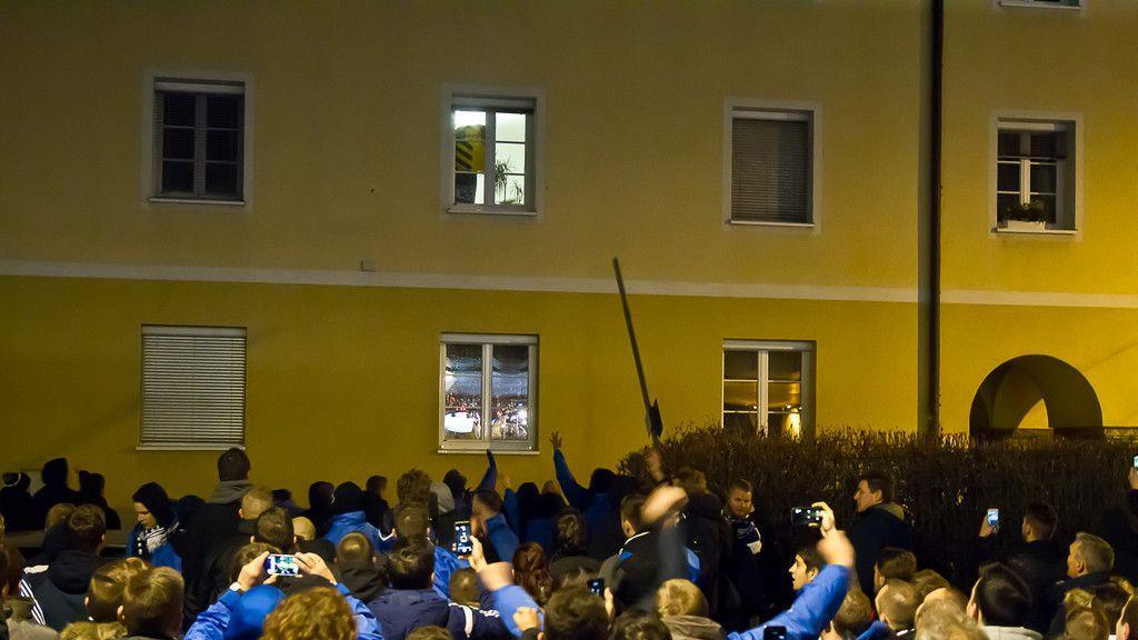 Schalke-Fanmarsch in Salzburg: Anhänger geraten in Rage