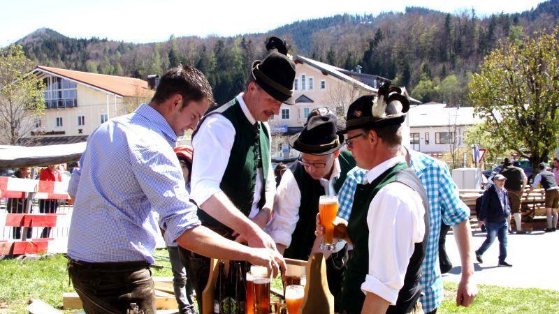 Maibaumaufstellen in Hof