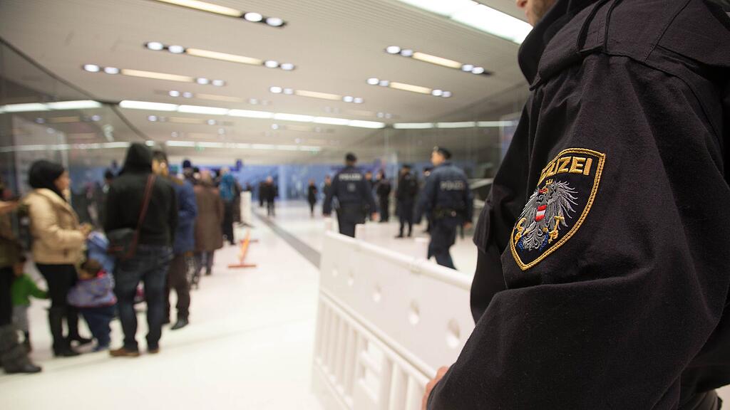 Polizisten leisteten am Salzburger Hauptbahnhof erste Hilfe.