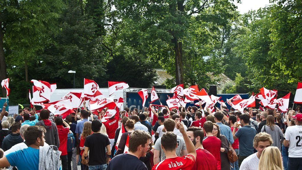 Volle Fan-Zone im Volksgarten