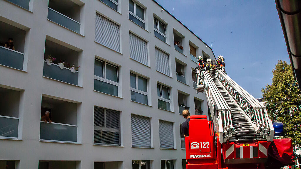 Über die Drehleiter gelang es den Einsatzkräften in die Wohnung zu kommen.