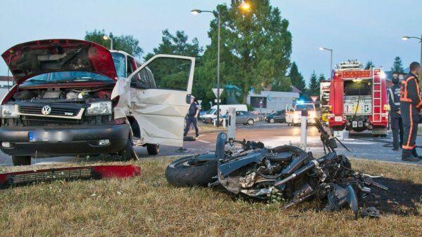 Motorradfahrer kollidierte mit Taxi-Transporter