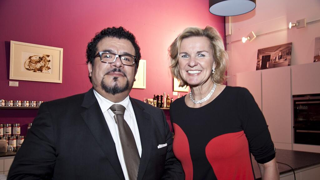 Auch Hera Lind ließ sich für den guten Zweck nicht zwei Mal bitten. Links Mario Diaz.