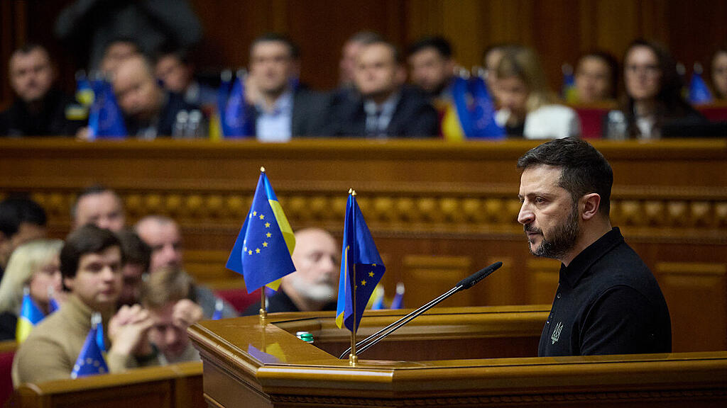 Selenskyj bei der Vorstellung seines "Siegesplans" im Kiewer Parlament