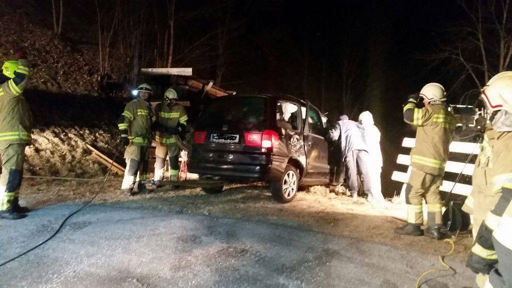 Pkw stürzt in Bramberg ab