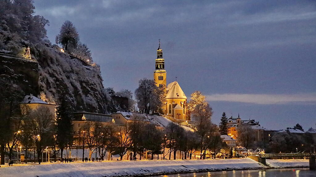 Schnee am Christkindlmarkt und in Altstadt
