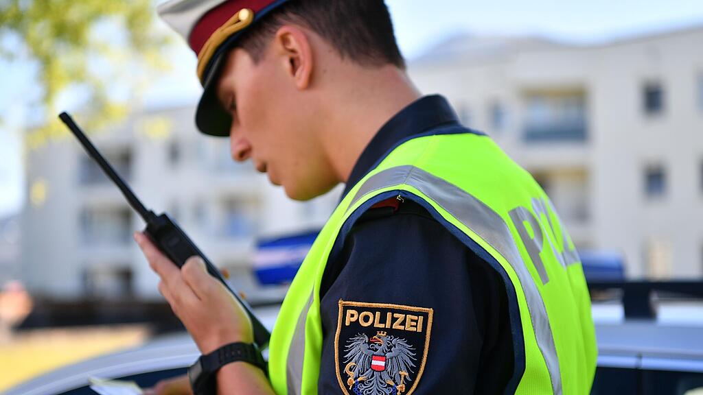 Die Polizei fahndet nach dem Verdächtigen. (Themenbild)