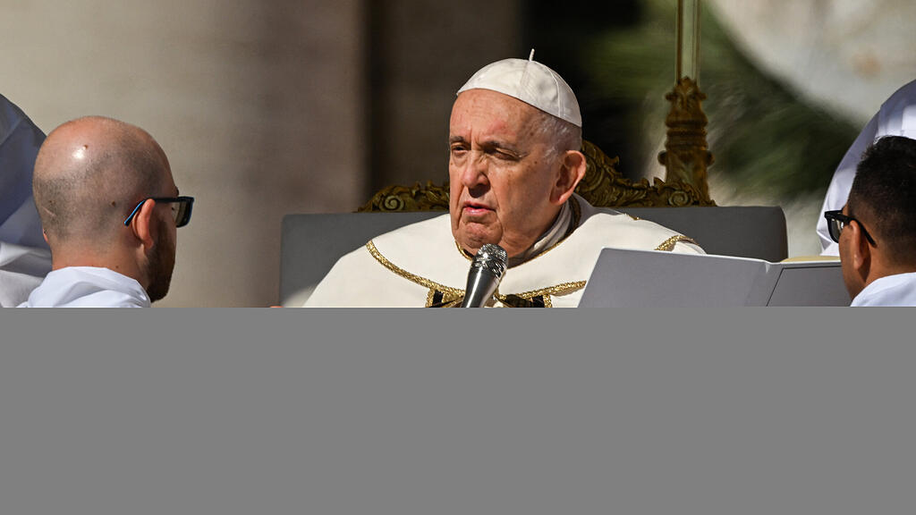 Papst erteilt Segen "Urbi et Orbi"