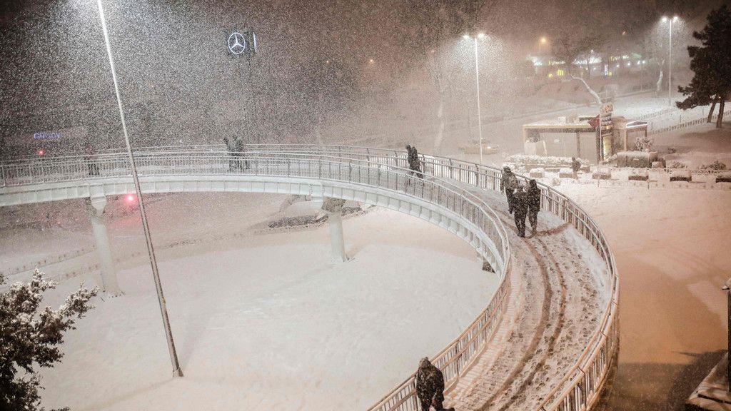 Schneefälle legen Istanbul lahm