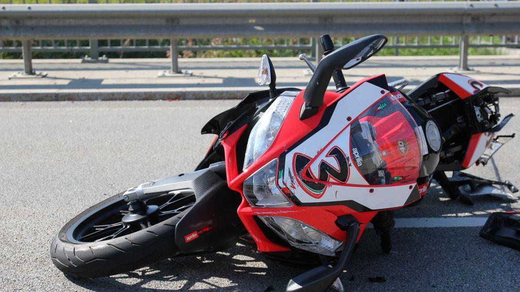 Biker prallt in Pkw