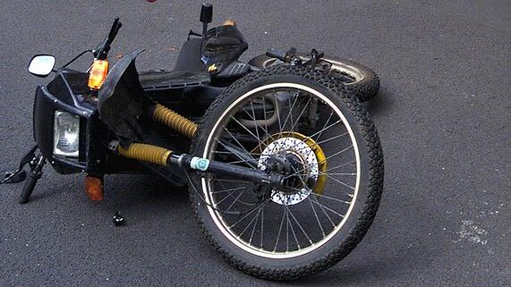 Der Mopedlenker dürfte den Gegenverkehr übersehen haben.