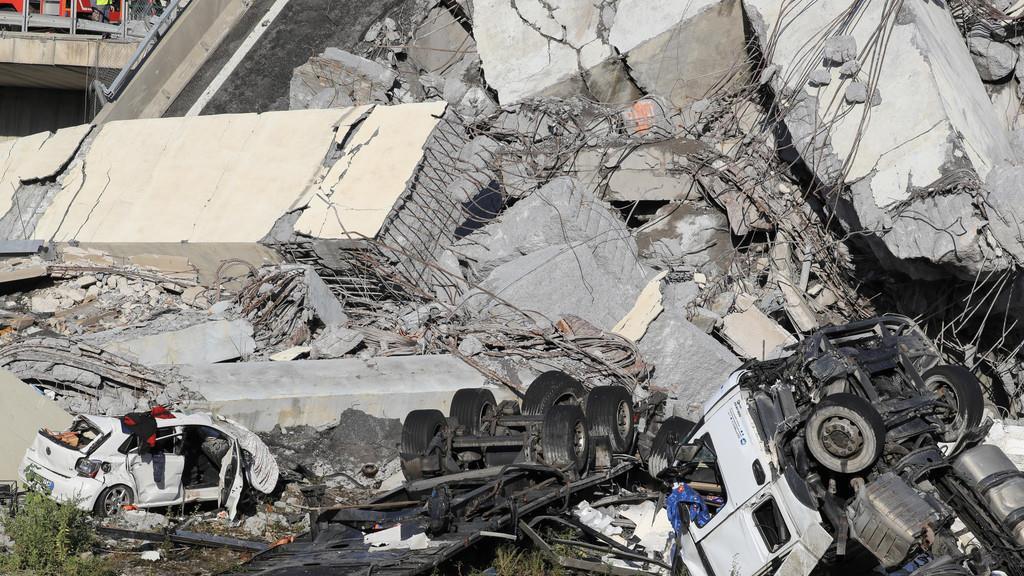 Autobahnbr\u00fccke st\u00fcrzt in Genua ein II
