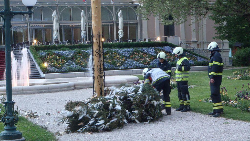 Sturm knickt Maibaum in Bad Ischl