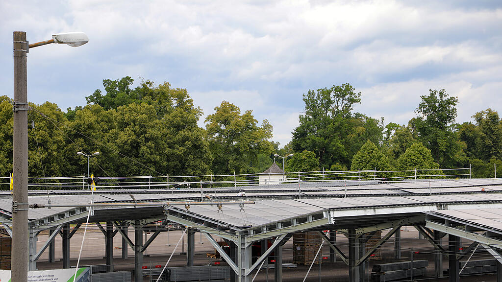 Photovoltaik-Carport-Anlage vor Red-Bull-Arena