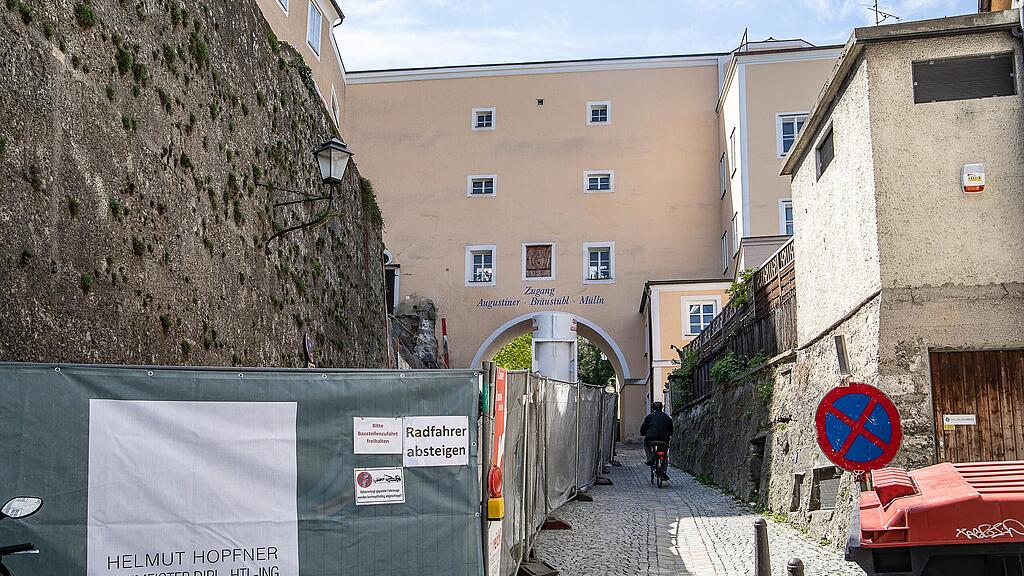 Arbeiten an Wehrmauer in Salzburg-Mülln