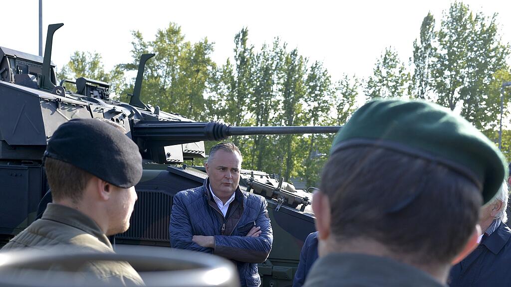 Doskozil mit seinen neuerworbenen Panzern.