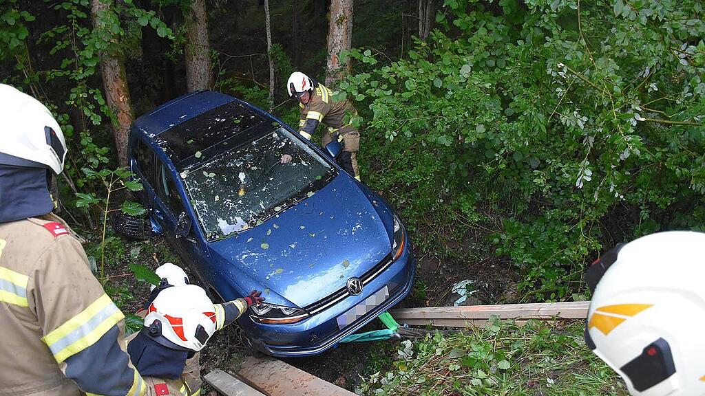 Auto rollt in Abtenau über steile Wiese