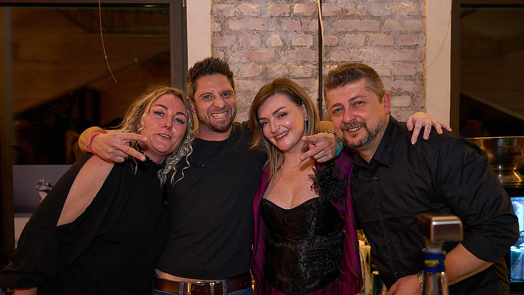 \u00dc30 DE LUXE SINGLE PARTY