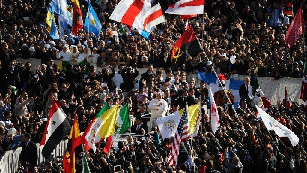 Zehntaussende Pilger bei Amtseinführung von Papst Franziskus
