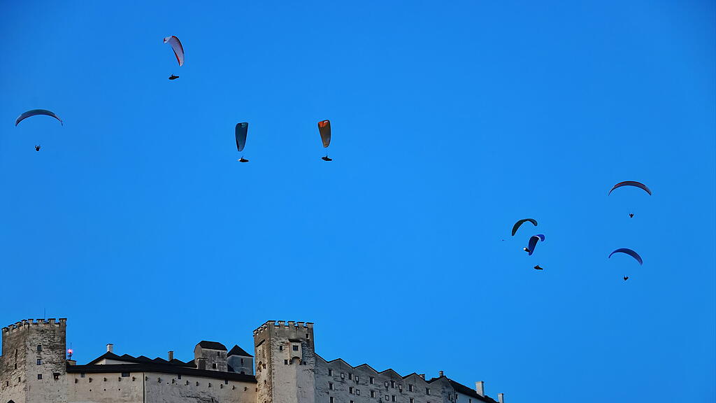 Paragleiter über der Festung