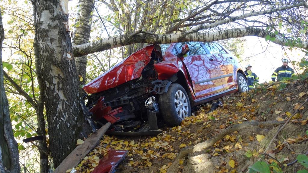 HANDOUT  STEIERMARK AUTO KRACHTE IN ÖBLARN GEGEN BAUM LENKER TOT =.jpg