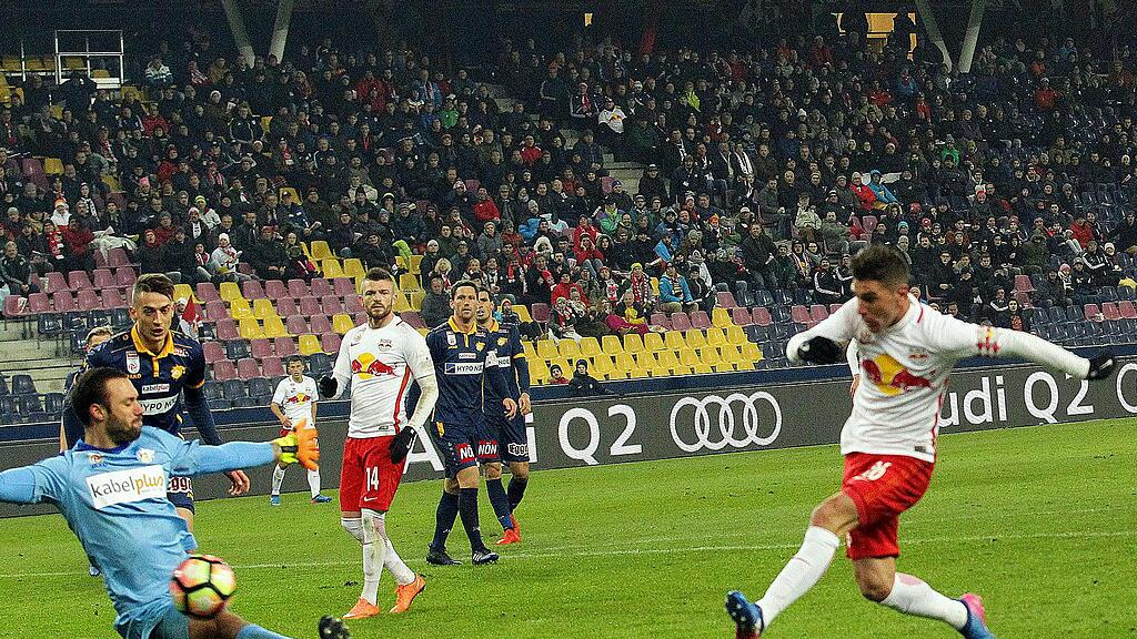 Salzburgs Soriano (rechts) überwindet St. Pölten-Keeper Riegler zum 1:0.