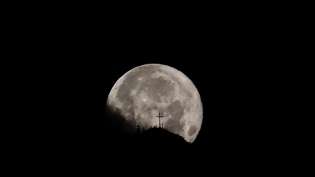 Supermond über Salzburg