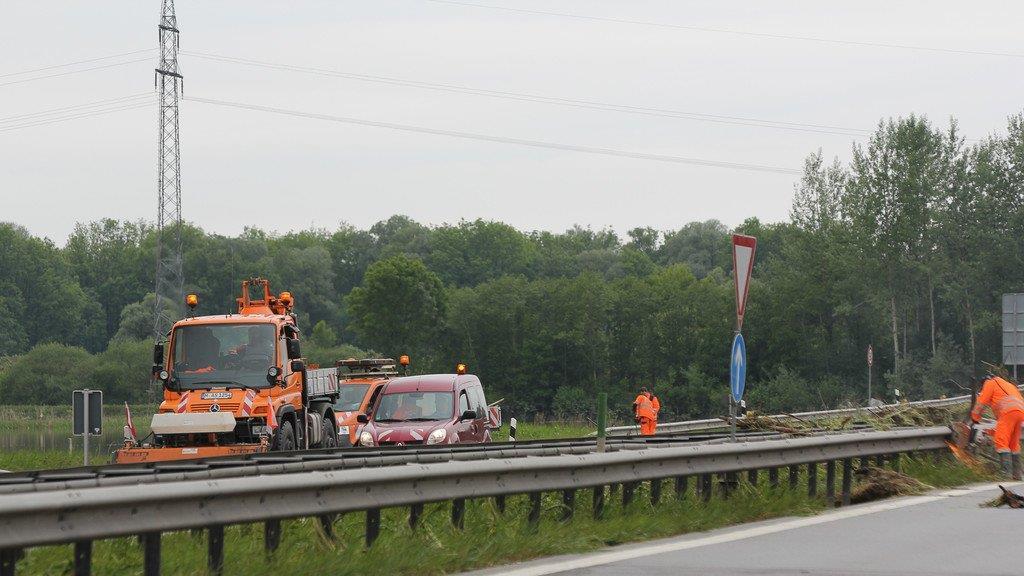 Aufräumarbeiten an der A8