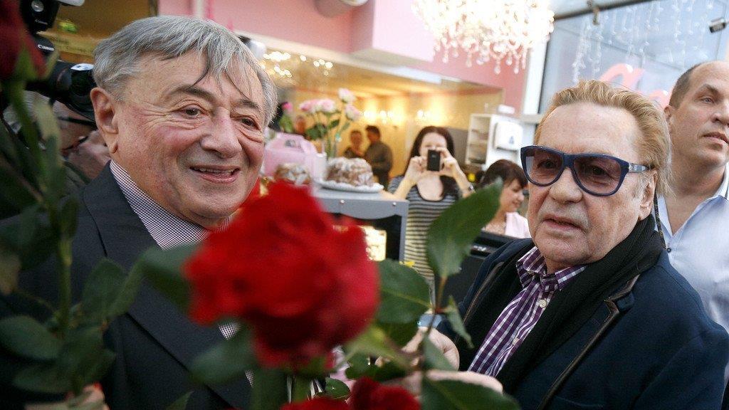 Helmut Berger verteilte Rosen in der Lugner City in Wien